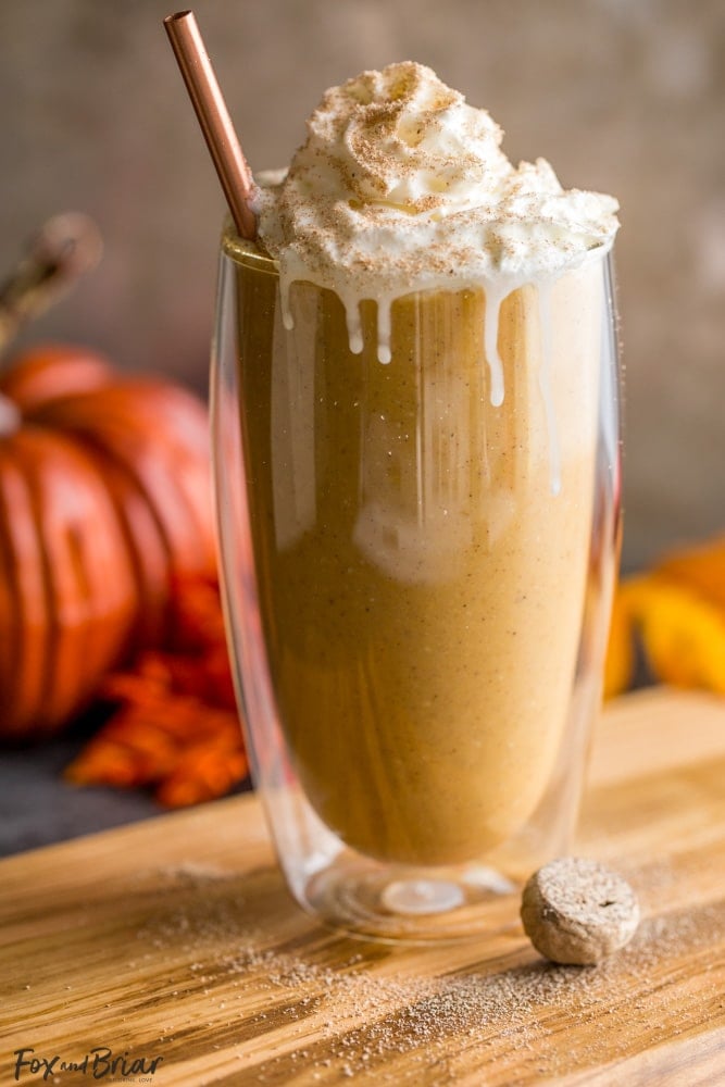 This healthy pumpkin pie smoothie will give you your pumpkin spice fix without all the empty calories. | Pumpkin Smoothie | Healthy Pumpkin recipes | Pumpkin Spice Recipe | Fall Smoothies | Fall Recipes | Recipes using canned pumpkin | Leftover Pumpkin Recipes