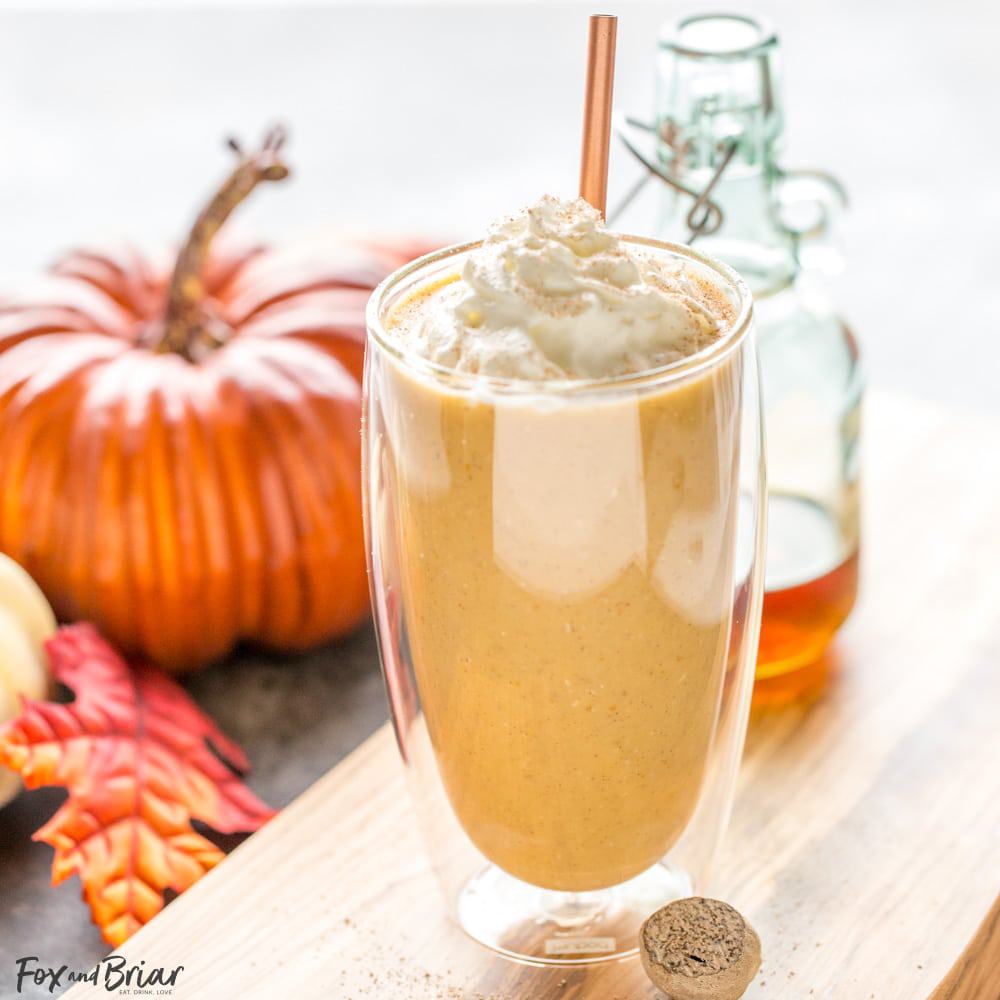 This healthy pumpkin pie smoothie will give you your pumpkin spice fix without all the empty calories. | Pumpkin Smoothie | Healthy Pumpkin recipes | Pumpkin Spice Recipe | Fall Smoothies | Fall Recipes | Recipes using canned pumpkin | Leftover Pumpkin Recipes