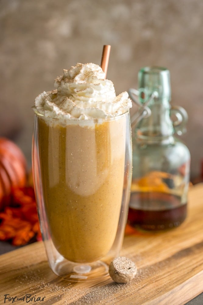 This healthy pumpkin pie smoothie will give you your pumpkin spice fix without all the empty calories. | Pumpkin Smoothie | Healthy Pumpkin recipes | Pumpkin Spice Recipe | Fall Smoothies | Fall Recipes | Recipes using canned pumpkin | Leftover Pumpkin Recipes