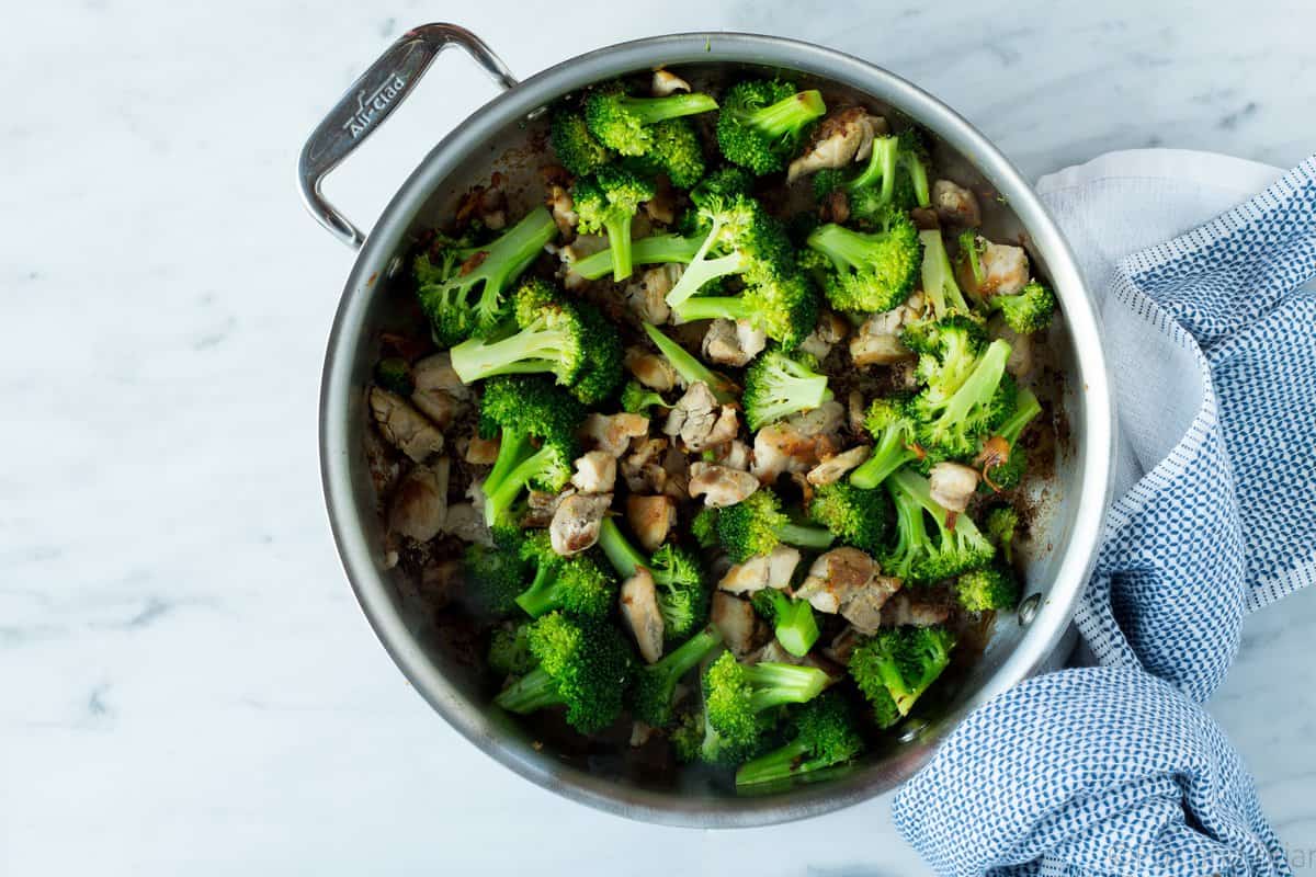 This Buffalo Chicken and Broccoli Bowl is fast, easy and flavorful. Chicken and broccoli in a buffalo sauce, served over cauliflower rice makes a gluten free, low carb, high protein, paleo and whole 30 friendly meal!