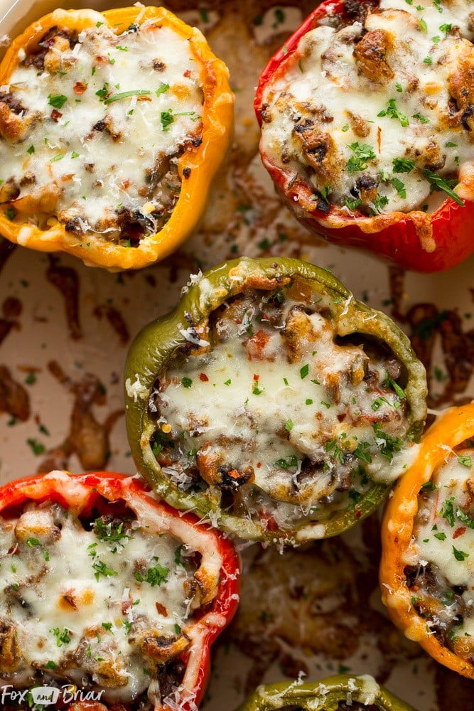 These Pizza Stuffed Bell Peppers have the flavors of my favorite pizza, but without the carbs! |Stuffed bell peppers | Low Carb Dinner | Easy Dinner | Healthy Dinner