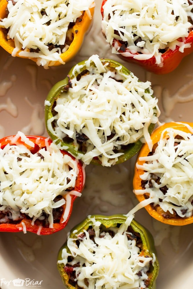 These Pizza Stuffed Bell Peppers have the flavors of my favorite pizza, but without the carbs! |Stuffed bell peppers | Low Carb Dinner | Easy Dinner | Healthy Dinner 