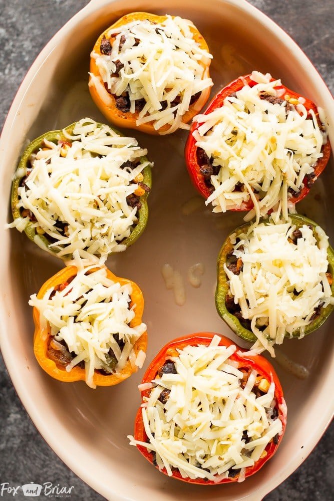 These Tex-Mex Stuffed Bell Peppers are a grain-free, gluten-free family friendly dinner with Mexican flair. Sure to satisfy everyone at the dinner table! #ad @krogerco | Gluten free dinner | Easy Dinner Recipe | Ground Beef Recipes | Stuffed Bell Peppers 