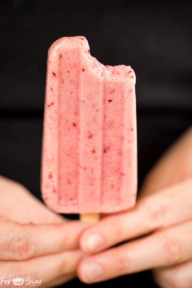 These Post Workout Smoothie Popsicles will keep you cool and refuel your body after a tough workout! Perfect for hot summer days, these healthy popsicles have no added sugar and and are a grab and go snack on busy days. | No added sugar popsicles | healthy popsicles | Healthy snack | Sugar Free Snack | 