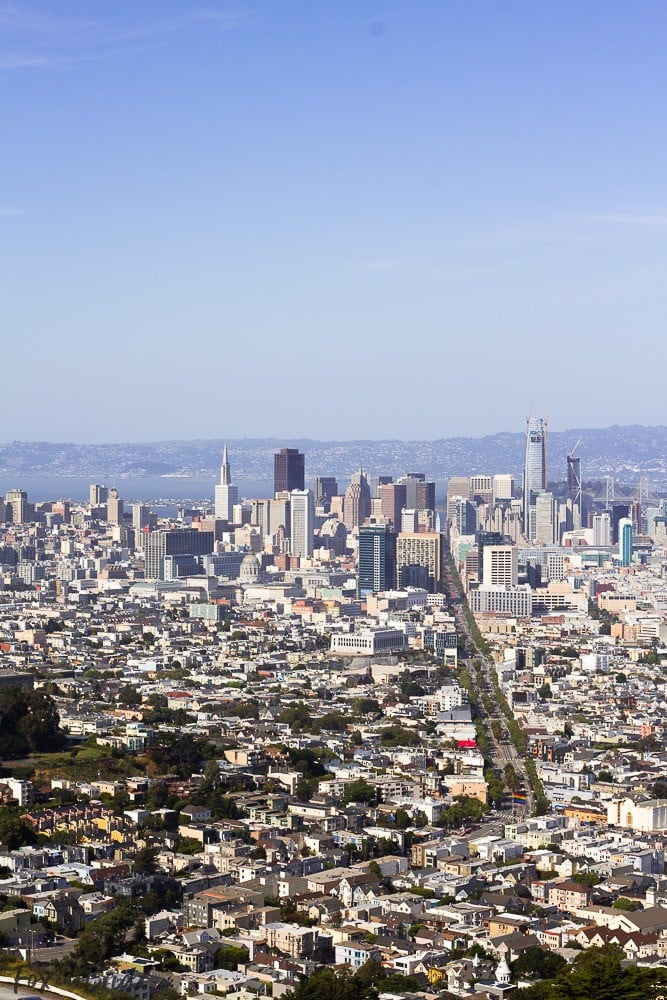 View of San Francisco from Twin Peaks. What to do and where to eat in San Francisco. The Ultimate Weekend Travel Guide! How to spend a 3 day weekend in San Francisco | Best places to eat in San Francisco | tourist attractions San Francisco | Weekend trip to San Francisco | Things to do in San Francisco | Underrated things to do in San Francisco