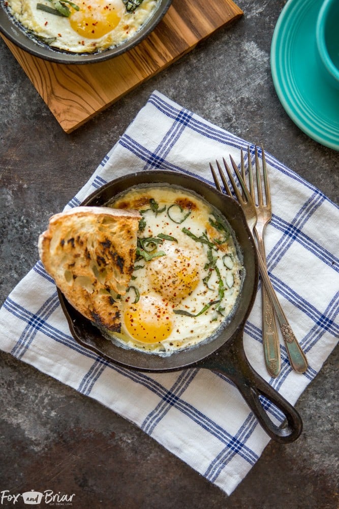 These oven baked eggs make the perfect weekend breakfast or brunch. This sophisticated and impressive egg dish is perfect for a crowd, or for just one or two people. | baked eggs | Brunch Recipes | Breakfast Recipes | egg Recipe