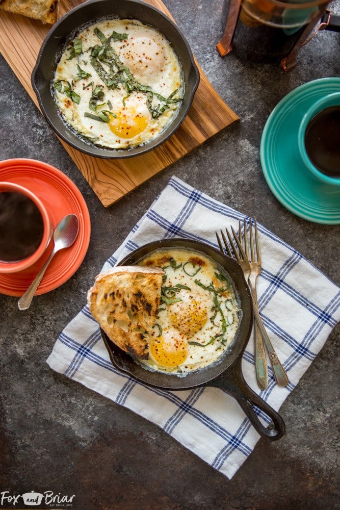 These oven baked eggs make the perfect weekend breakfast or brunch. This sophisticated and impressive egg dish is perfect for a crowd, or for just one or two people. | baked eggs | Brunch Recipes | Breakfast Recipes | egg Recipe