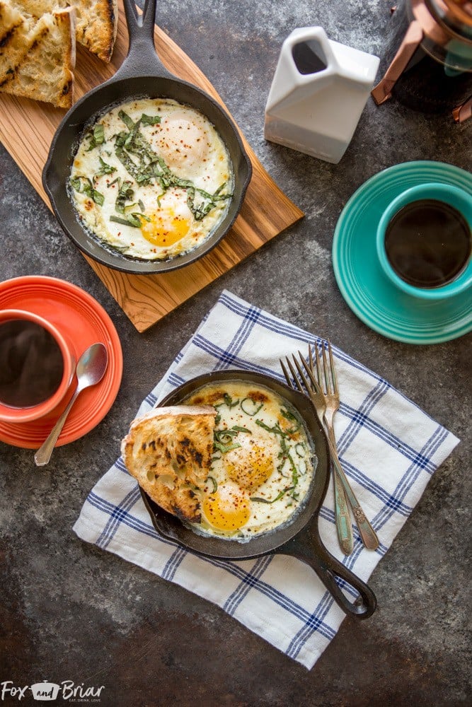 These oven baked eggs make the perfect weekend breakfast or brunch. This sophisticated and impressive egg dish is perfect for a crowd, or for just one or two people. | baked eggs | Brunch Recipes | Breakfast Recipes | egg Recipe