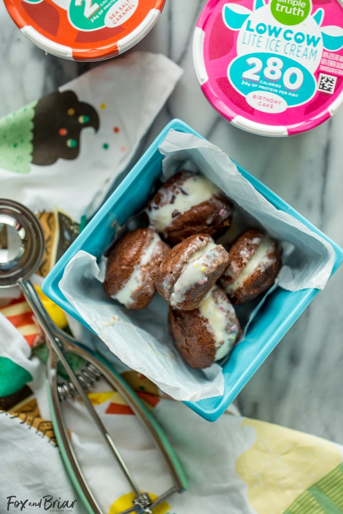 These Skinny Brownie Bite Ice Cream Sandwiches are a bite sized treat that won't break your calorie budget. They use luscious low calorie ice cream and low fat mini brownie bites, but you won't even be able to tell they are low in calories! |low fat dessert | Low calorie dessert | Skinny dessert | Weight Watchers Dessert | Ice Cream Sandwiches | Brownie Bites #ad #LowCow