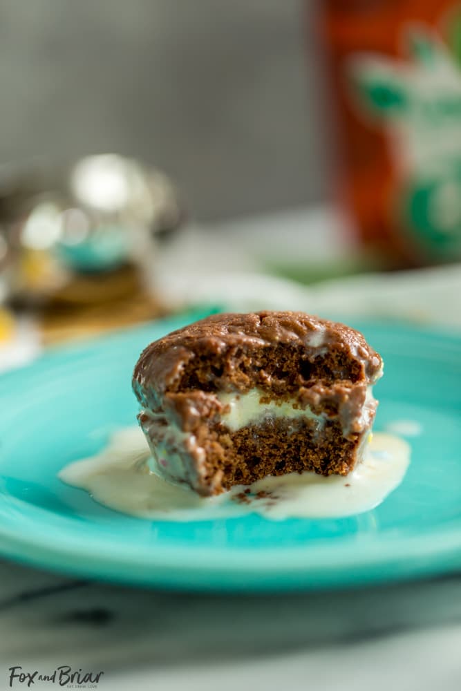 These Skinny Brownie Bite Ice Cream Sandwiches are a bite sized treat that won't break your calorie budget. They use luscious low calorie ice cream and low fat mini brownie bites, but you won't even be able to tell they are low in calories! |low fat dessert | Low calorie dessert | Skinny dessert | Weight Watchers Dessert | Ice Cream Sandwiches | Brownie Bites #ad #LowCow