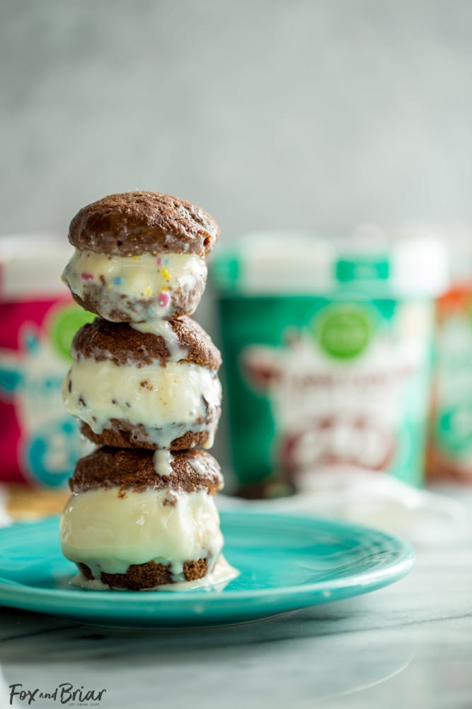 These Skinny Brownie Bite Ice Cream Sandwiches are a bite sized treat that won't break your calorie budget. They use luscious low calorie ice cream and low fat mini brownie bites, but you won't even be able to tell they are low in calories! |low fat dessert | Low calorie dessert | Skinny dessert | Weight Watchers Dessert | Ice Cream Sandwiches | Brownie Bites #ad #LowCow