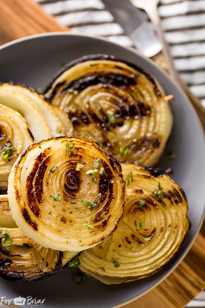 These are the best ever grilled onions! Learn how to make perfectly grilled onions that everyone will rave about! Grilling Recipes | Onion Recipe | How to grill onions | grilling side dishes | BBQ recipes