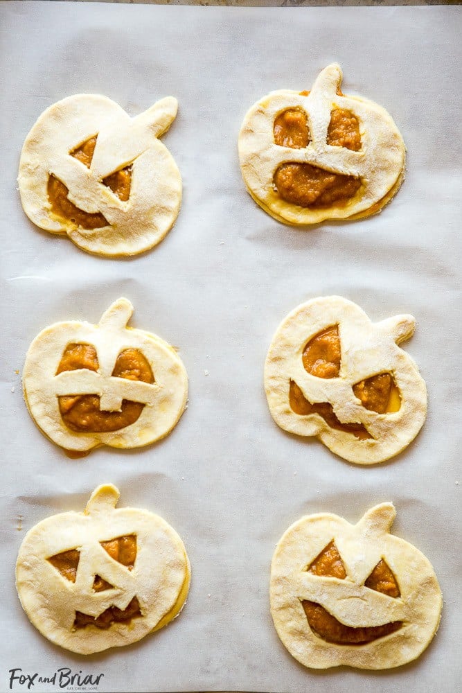 These Jack O' Lantern Pumpkin Hand Pies are cute and easy! A fun, kid-friendly Halloween dessert. | Cute Halloween foods | Jack O' Lantern | Pumpkin desserts | easy Halloween recipes @FredMeyerStores #fredmeyer #ad
