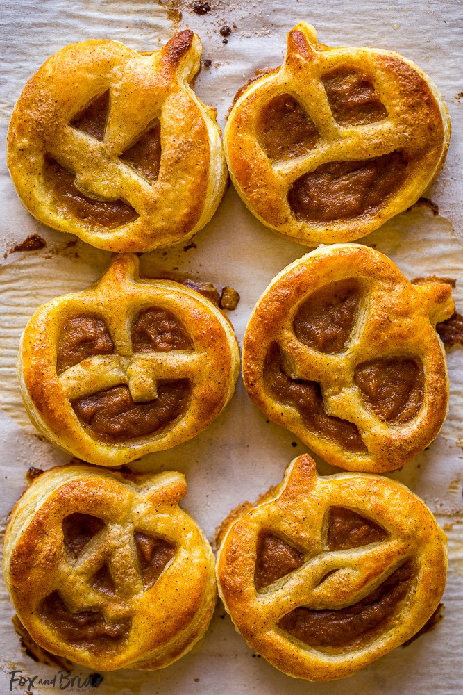These Jack O' Lantern Pumpkin Hand Pies are cute and easy! A fun, kid-friendly Halloween dessert. | Cute Halloween foods | Jack O' Lantern | Pumpkin desserts | easy Halloween recipes @FredMeyerStores #fredmeyer #ad