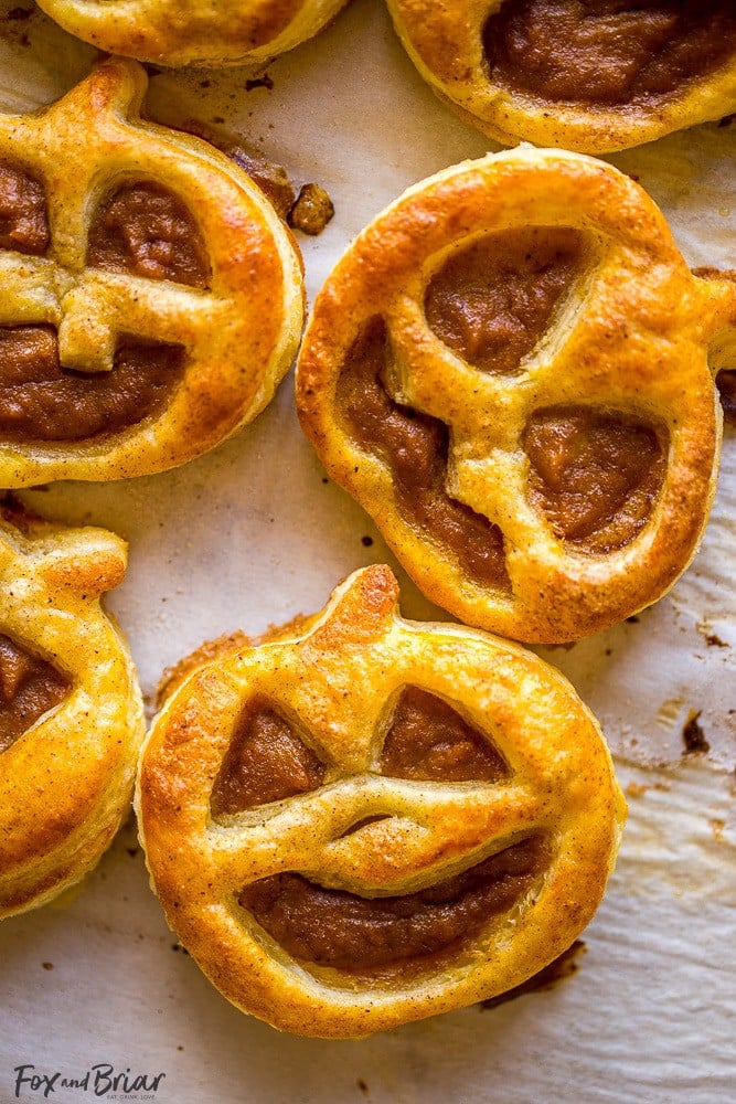 These Jack O' Lantern Pumpkin Hand Pies are cute and easy! A fun, kid-friendly Halloween dessert. | Cute Halloween foods | Jack O' Lantern | Pumpkin desserts | easy Halloween recipes @FredMeyerStores #fredmeyer #ad