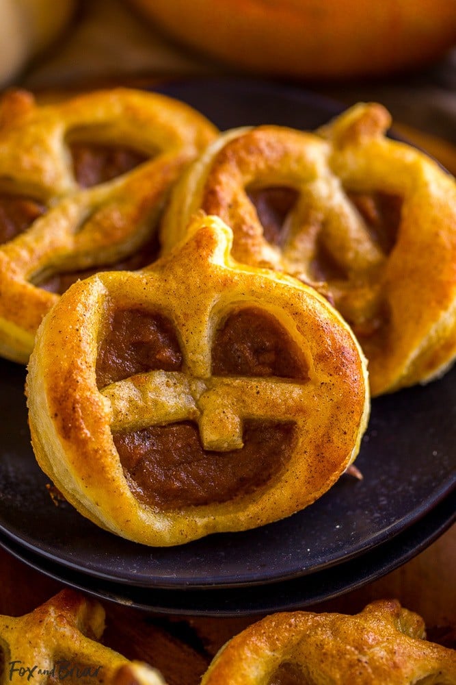 These Jack O' Lantern Pumpkin Hand Pies are cute and easy! A fun, kid-friendly Halloween dessert. | Cute Halloween foods | Jack O' Lantern | Pumpkin desserts | easy Halloween recipes @FredMeyerStores #fredmeyer #ad