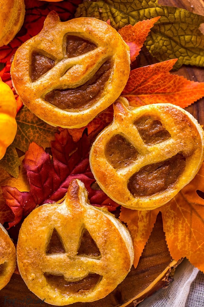 These Jack O' Lantern Pumpkin Hand Pies are cute and easy! A fun, kid-friendly Halloween dessert. | Cute Halloween foods | Jack O' Lantern | Pumpkin desserts | easy Halloween recipes @FredMeyerStores #fredmeyer #ad