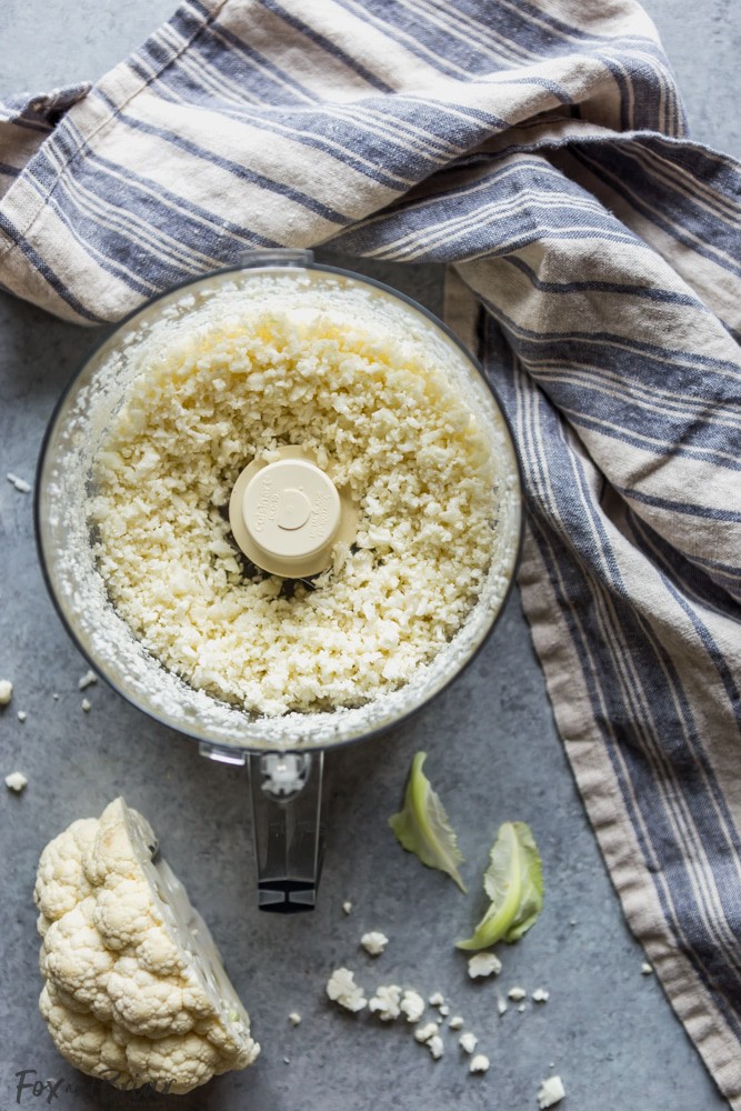 Learn how to make cauliflower rice at home in less than 5 minutes! Two ways - you can use a food processor or not! This is a great low carb substitute in all kinds of recipes! |Whole 30 | Paleo | Gluten free | keto