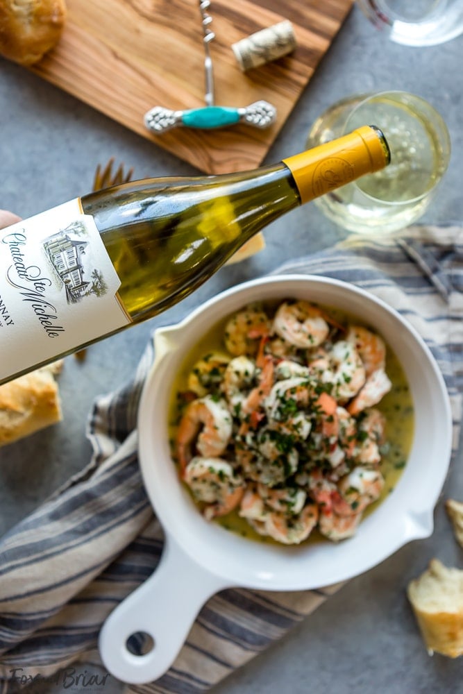 This Shrimp Scampi with White Wine has a garlicky, buttery sauce, balanced by the bright freshness of wine, lemon juice and parsley. It's fantastic mixed with pasta, over rice, or just with crusty bread for dipping in the sauce. | Easy shrimp scampi recipe | Best shrimp scampi @QFCGrocery #WAWineMonth  #sponsored