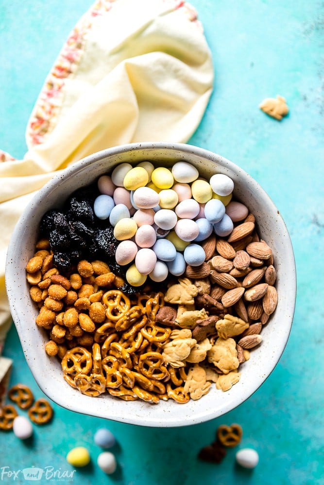 Bunny Bait Recipe | Easter Recipe Idea | Easter Recipe for kids | Easter Snack Idea | Easy Easter recipe | Easter recipe for party | Homemade trail mix | How to make trail mix | Easter snack ideas for adults | Easter Snack idea for preschoolers