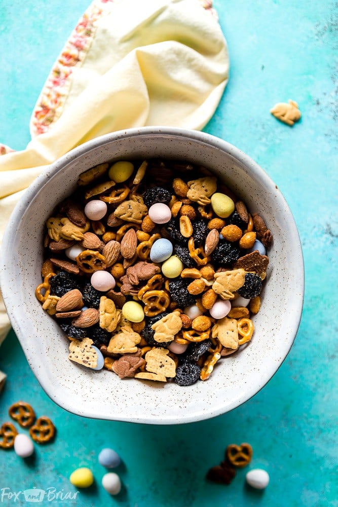 Bunny Bait Recipe | Easter Recipe Idea | Easter Recipe for kids | Easter Snack Idea | Easy Easter recipe | Easter recipe for party | Homemade trail mix | How to make trail mix | Easter snack ideas for adults | Easter Snack idea for preschoolers