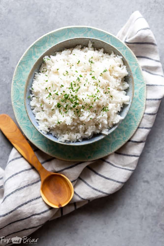 This easy coconut rice makes the perfect side dish for stir fries, curries and more! | Jasmine coconut rice | Coconut Rice recipe | Thai Coconut Rice | Side dish