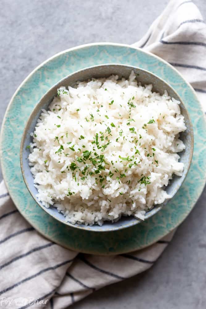 This easy coconut rice makes the perfect side dish for stir fries, curries and more! | Jasmine coconut rice | Coconut Rice recipe | Thai Coconut Rice | Side dish