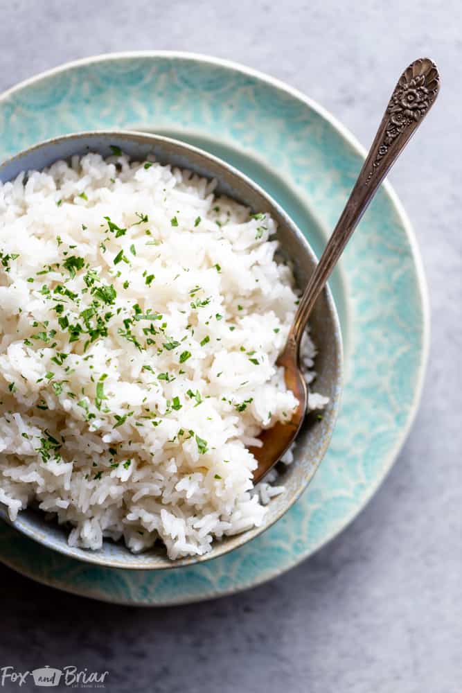 This easy coconut rice makes the perfect side dish for stir fries, curries and more! | Jasmine coconut rice | Coconut Rice recipe | Thai Coconut Rice | Side dish