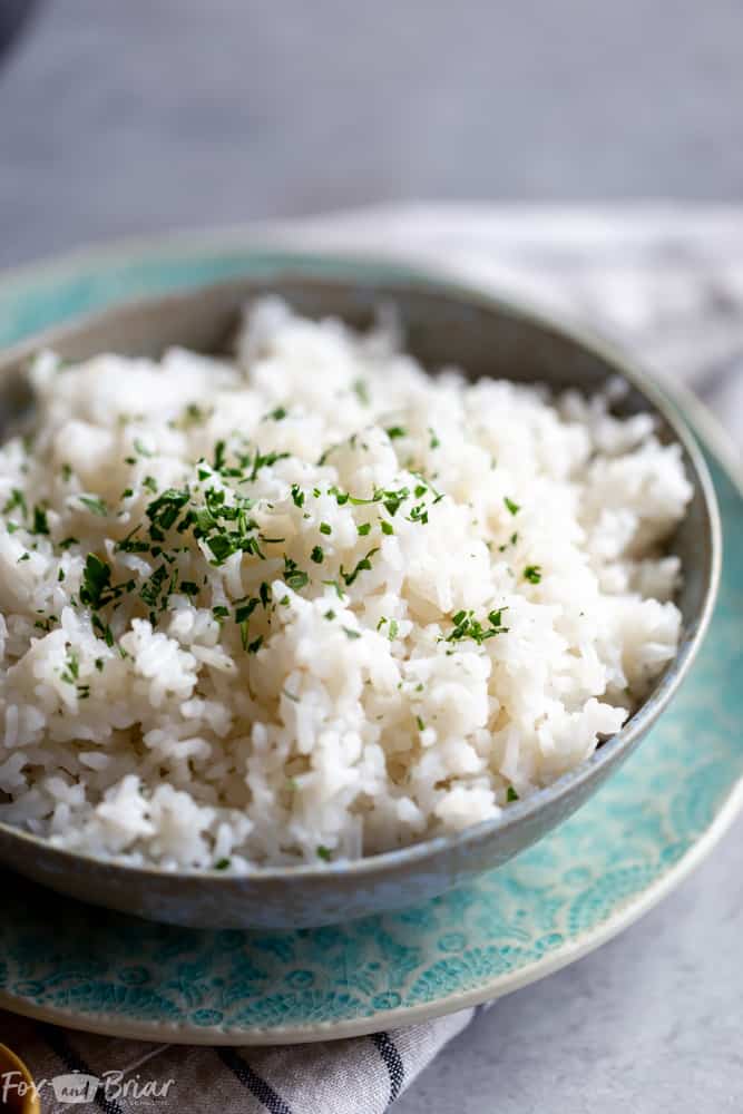 This easy coconut rice makes the perfect side dish for stir fries, curries and more! | Jasmine coconut rice | Coconut Rice recipe | Thai Coconut Rice | Side dish