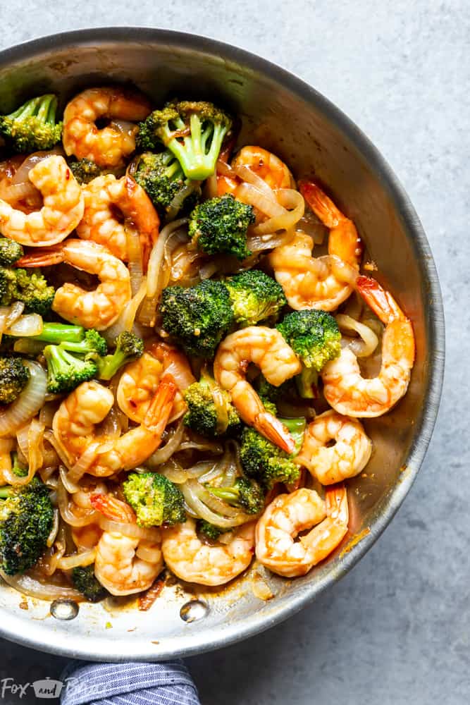 This Quick and Easy Broccoli and Shrimp Stir Fry is a healthy and delicious 20 minute dinner! Healthy dinner ideas | Easy dinner ideas | Shrimp recipes | Easy stir fry recipe | Stir fry sauce | Fast dinner recipes | Shrimp and broccoli stir fry | Shrimp and vegetable stir fry