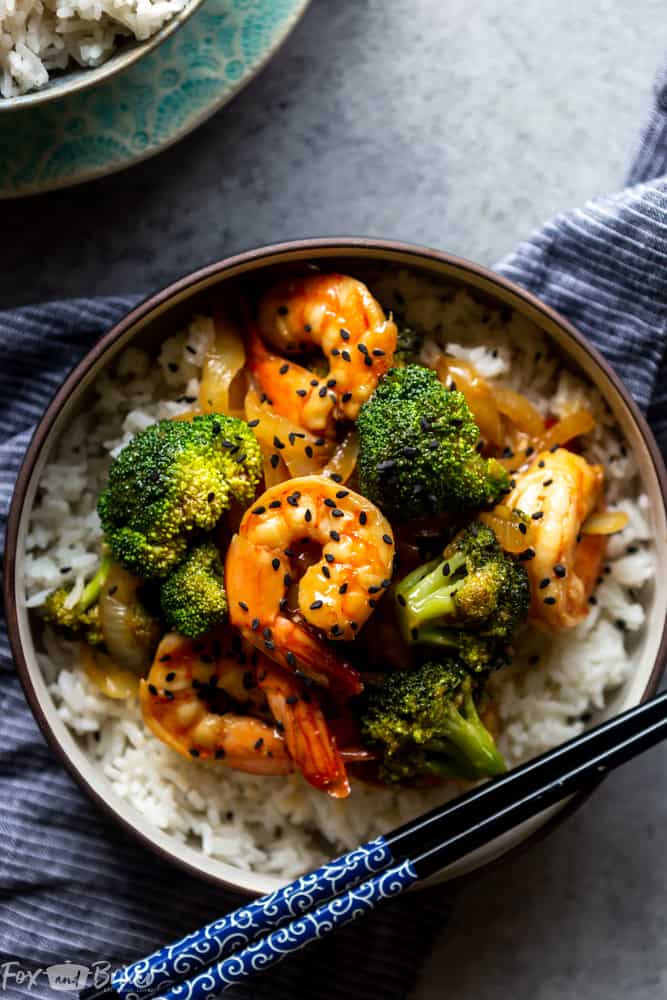 This Quick and Easy Broccoli and Shrimp Stir Fry is a healthy and delicious 20 minute dinner! Healthy dinner ideas | Easy dinner ideas | Shrimp recipes | Easy stir fry recipe | Stir fry sauce | Fast dinner recipes | Shrimp and broccoli stir fry | Shrimp and vegetable stir fry