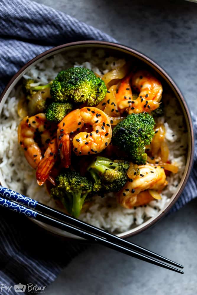 This Quick and Easy Broccoli and Shrimp Stir Fry is a healthy and delicious 20 minute dinner! Healthy dinner ideas | Easy dinner ideas | Shrimp recipes | Easy stir fry recipe | Stir fry sauce | Fast dinner recipes | Shrimp and broccoli stir fry | Shrimp and vegetable stir fry