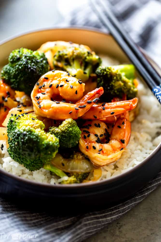 This Quick and Easy Broccoli and Shrimp Stir Fry is a healthy and delicious 20 minute dinner! Healthy dinner ideas | Easy dinner ideas | Shrimp recipes | Easy stir fry recipe | Stir fry sauce | Fast dinner recipes | Shrimp and broccoli stir fry | Shrimp and vegetable stir fry