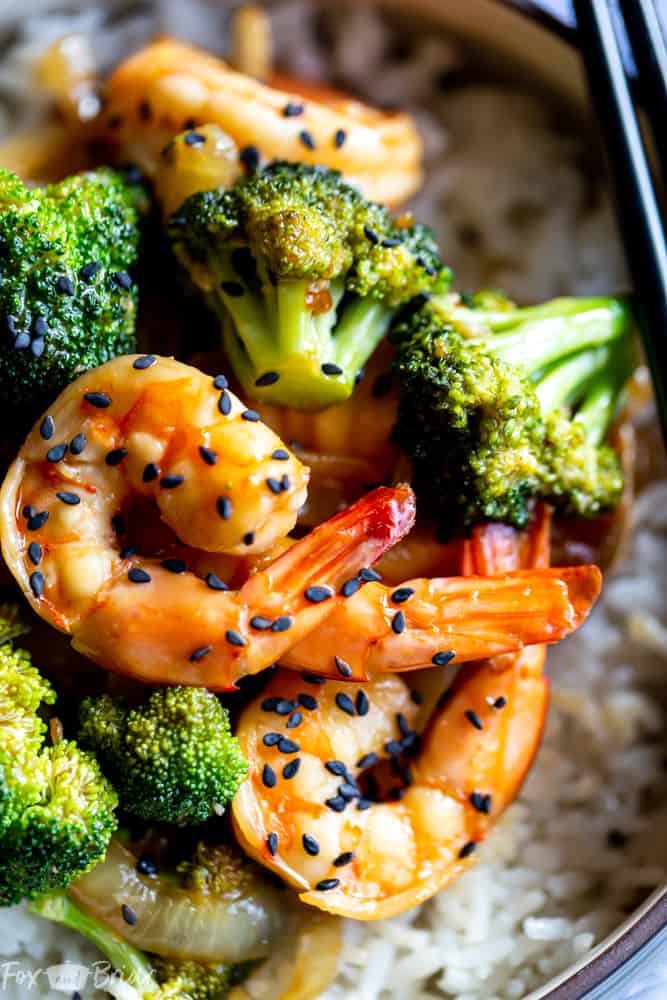 This Quick and Easy Broccoli and Shrimp Stir Fry is a healthy and delicious 20 minute dinner! Healthy dinner ideas | Easy dinner ideas | Shrimp recipes | Easy stir fry recipe | Stir fry sauce | Fast dinner recipes | Shrimp and broccoli stir fry | Shrimp and vegetable stir fry