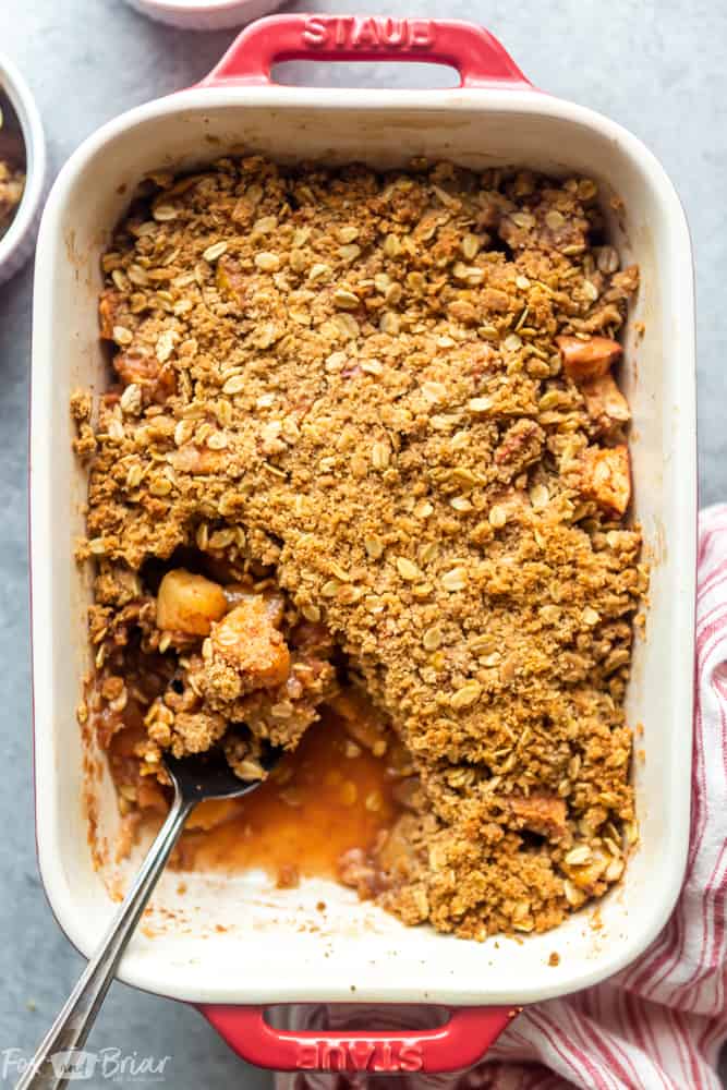 This Easy Apple Crisp Recipe is one of the best apple desserts you can make!  This apple crisp takes only a few minutes to prepare and has a delicious crumb topping. |Best Apple Crisp Recipe | Easy Apple Crisp | Crisp Topping with Oats | Apple Crumble | Homemade Apple Crisp | Old Fashioned Apple Crisp