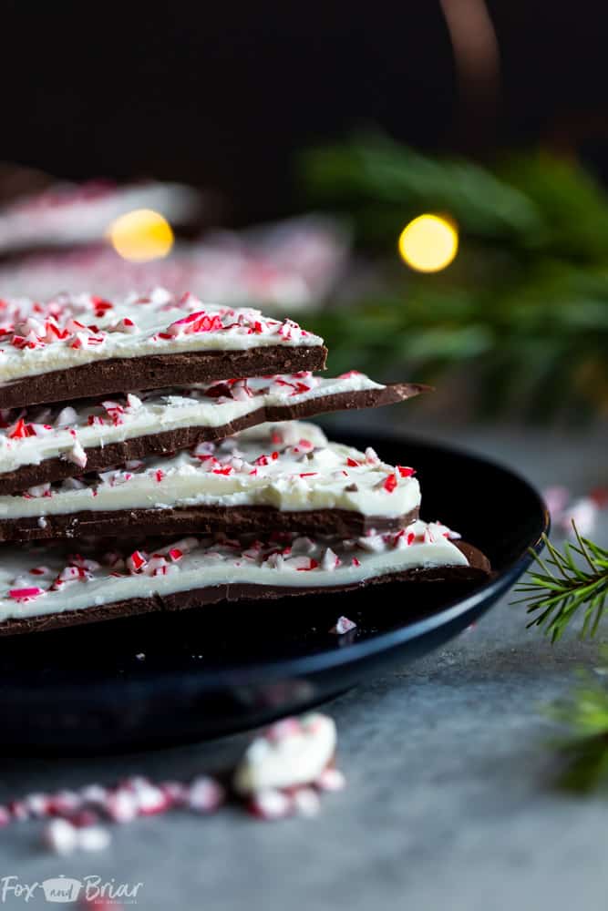 This easy peppermint bark recipe makes a great no bake Christmas treat!  Perfect for gifting, this peppermint bark has rich dark chocolate, creamy white chocolate, fresh peppermint and crushed candy canes on top. Nothing beats that classic combination of chocolate and peppermint! |Easy peppermint bark recipe | Williams sonoma peppermint bark | no bak christmas recipes | christmas food gifts | Cookie exchange recipes