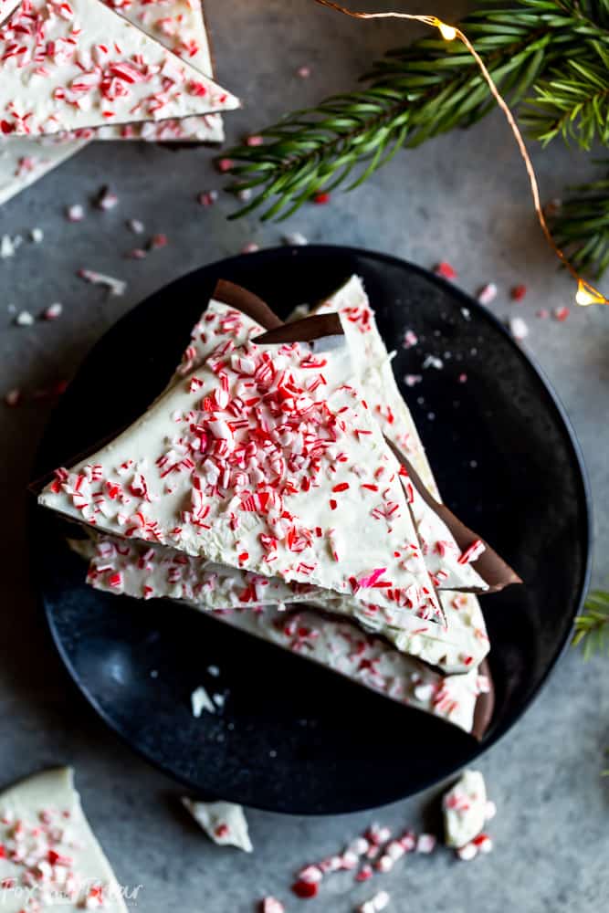 This easy peppermint bark recipe makes a great no bake Christmas treat!  Perfect for gifting, this peppermint bark has rich dark chocolate, creamy white chocolate, fresh peppermint and crushed candy canes on top. Nothing beats that classic combination of chocolate and peppermint! |Easy peppermint bark recipe | Williams sonoma peppermint bark | no bak christmas recipes | christmas food gifts | Cookie exchange recipes