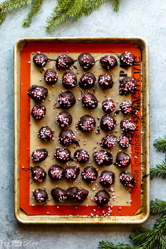 These easy, four ingredient, no bake peppermint Oreo truffles are full of peppermint and chocolate and are perfect to bring to your next Christmas cookie exchange! |Christmas Oreo Balls | Peppermint Oreo Balls | No Bake Christmas Cookie | Easy Truffle Recipe | How to make reo truffles