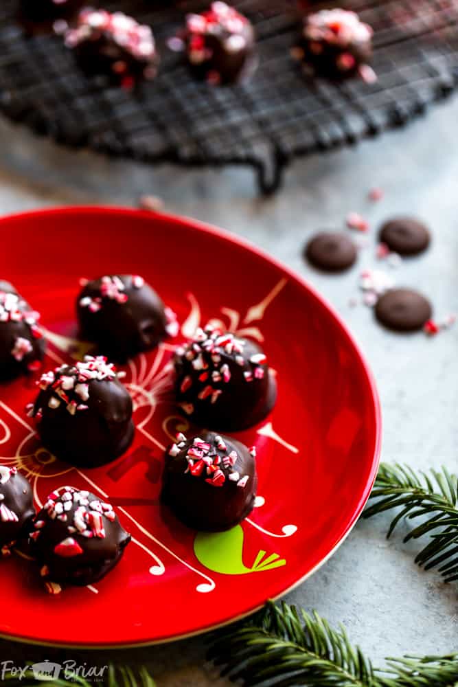 These easy, four ingredient, no bake peppermint Oreo truffles are full of peppermint and chocolate and are perfect to bring to your next Christmas cookie exchange! |Christmas Oreo Balls | Peppermint Oreo Balls | No Bake Christmas Cookie | Easy Truffle Recipe | How to make reo truffles