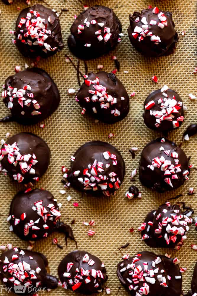 These easy, four ingredient, no bake peppermint Oreo truffles are full of peppermint and chocolate and are perfect to bring to your next Christmas cookie exchange! |Christmas Oreo Balls | Peppermint Oreo Balls | No Bake Christmas Cookie | Easy Truffle Recipe | How to make reo truffles