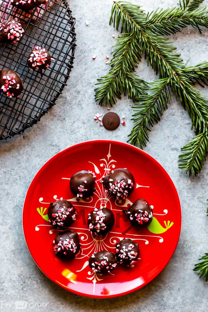 These easy, four ingredient, no bake peppermint Oreo truffles are full of peppermint and chocolate and are perfect to bring to your next Christmas cookie exchange! |Christmas Oreo Balls | Peppermint Oreo Balls | No Bake Christmas Cookie | Easy Truffle Recipe | How to make reo truffles