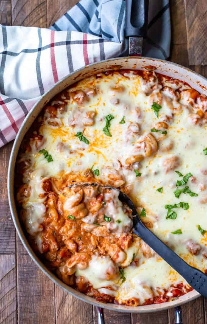 25 Quick & Easy Ground Beef Recipes for dinner.  Looking for dinner ideas using ground beef?  I've rounded up 25 Quick and Easy Dinner recipes using ground beef! 