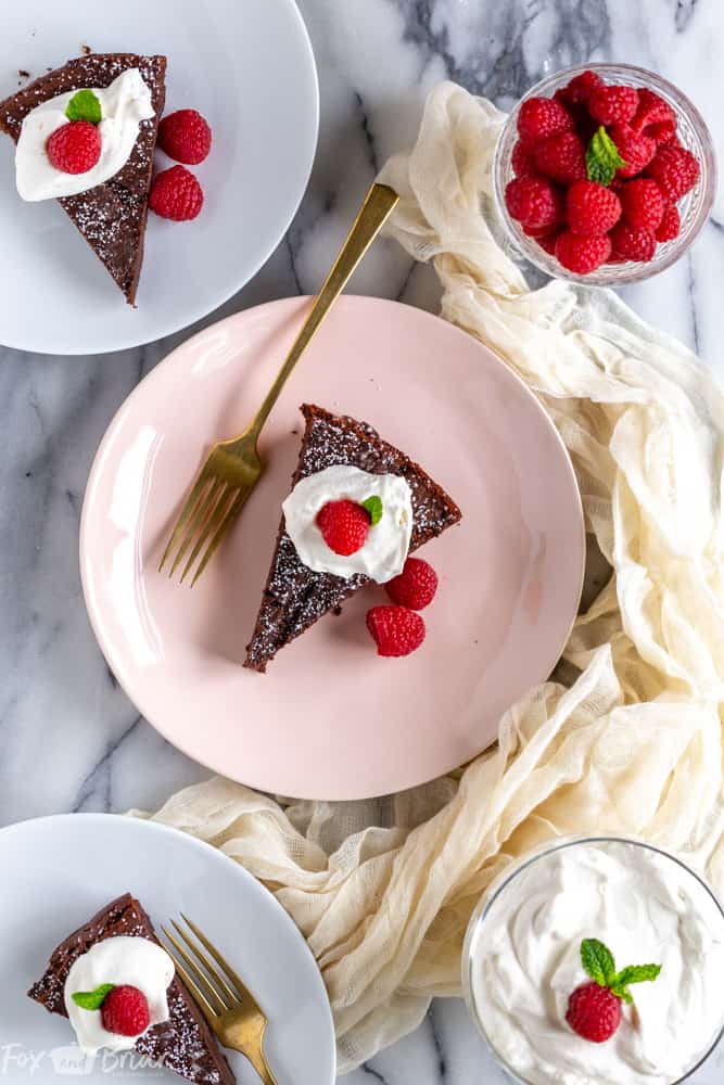 The Best Flourless Chocolate Cake Recipe! This flourless chocolate cake is a wonderful gluten-free dessert recipe, but you don't have to be gluten-free to enjoy this rich and chocolatey cake! | Easy flourless chocolate cake | Chocolate desserts | Gluten Free Desserts | Valentine's Day recipes | Romantic Recipes | Fancy Desserts | Fancy and Easy