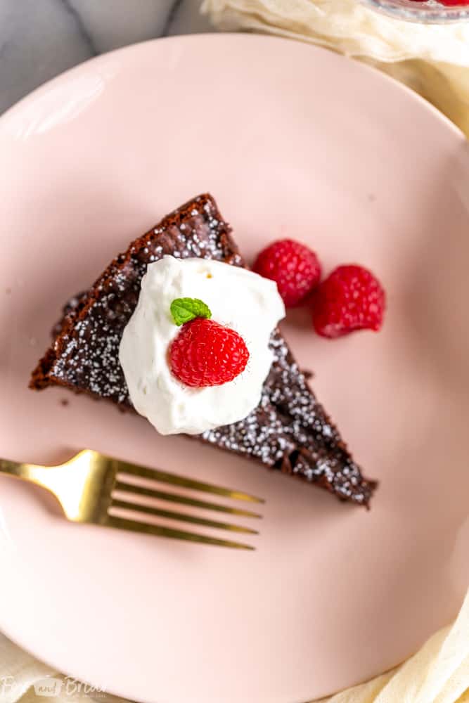 The Best Flourless Chocolate Cake Recipe! This flourless chocolate cake is a wonderful gluten-free dessert recipe, but you don't have to be gluten-free to enjoy this rich and chocolatey cake! | Easy flourless chocolate cake | Chocolate desserts | Gluten Free Desserts | Valentine's Day recipes | Romantic Recipes | Fancy Desserts | Fancy and Easy