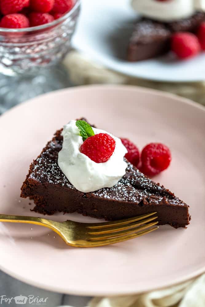 The Best Flourless Chocolate Cake Recipe! This flourless chocolate cake is a wonderful gluten-free dessert recipe, but you don't have to be gluten-free to enjoy this rich and chocolatey cake! | Easy flourless chocolate cake | Chocolate desserts | Gluten Free Desserts | Valentine's Day recipes | Romantic Recipes | Fancy Desserts | Fancy and Easy