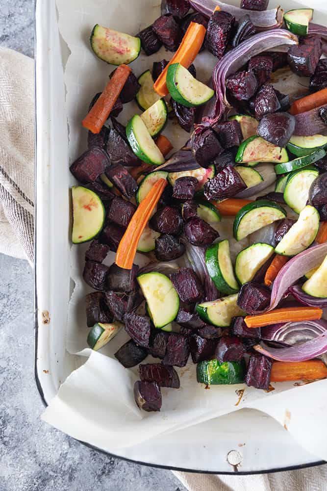 A hearty and healthy winter salad! This roast vegetable quinoa salad is a beautiful salad that will keep you fuller for longer. Crunchy roast veggies, warm quinoa, with some creamy feta and crunchy pine nuts! #vegetablesalad #roastvegetablesalad #wintersalad #quinoa Quinoa recipes | vegetarian dinner | meatless recipes | healthy dinner ideas | healthy recipes | winder salad