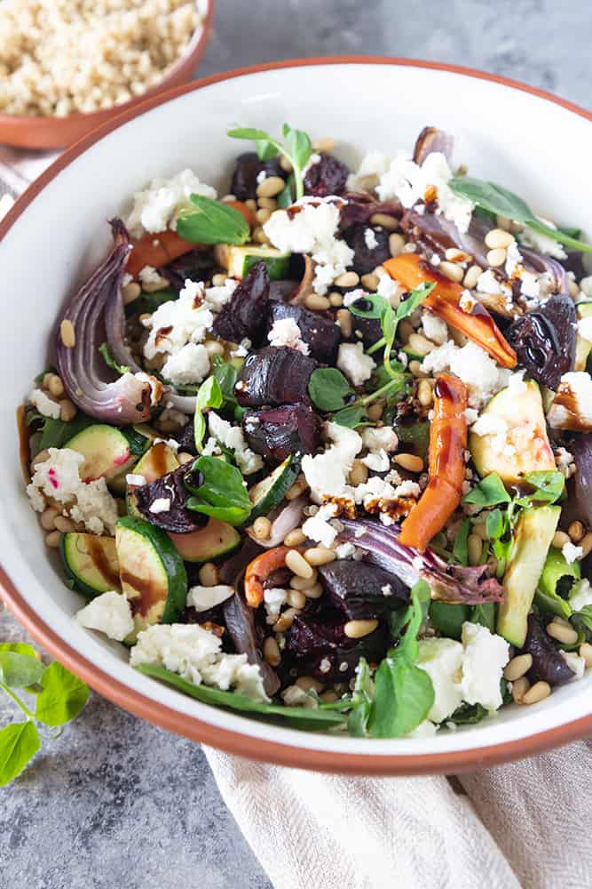 A hearty and healthy winter salad! This roast vegetable quinoa salad is a beautiful salad that will keep you fuller for longer. Crunchy roast veggies, warm quinoa, with some creamy feta and crunchy pine nuts! #vegetablesalad #roastvegetablesalad #wintersalad #quinoa Quinoa recipes | vegetarian dinner | meatless recipes | healthy dinner ideas | healthy recipes | winder salad