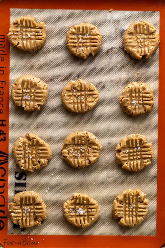 These Easy Peanut Butter Cookies are soft and chewy, and full of peanut butter flavor!  Read on to see how to make the best homemade peanut butter cookies! Peanut butter recipe | Homemade peanut butter cookies | soft peanut butter cookie | chewy | Easy | Recipe | Classic pb cookies | Simple