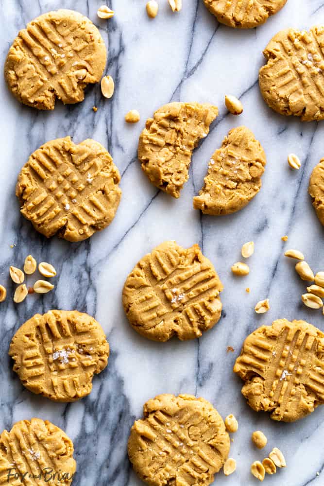 These Easy Peanut Butter Cookies are soft and chewy, and full of peanut butter flavor!  Read on to see how to make the best homemade peanut butter cookies! Peanut butter recipe | Homemade peanut butter cookies | soft peanut butter cookie | chewy | Easy | Recipe | Classic pb cookies | Simple