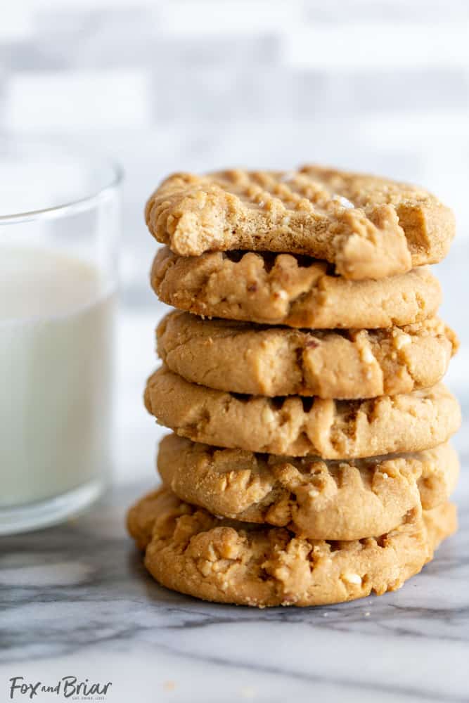 These Easy Peanut Butter Cookies are soft and chewy, and full of peanut butter flavor!  Read on to see how to make the best homemade peanut butter cookies! Peanut butter recipe | Homemade peanut butter cookies | soft peanut butter cookie | chewy | Easy | Recipe | Classic pb cookies | Simple